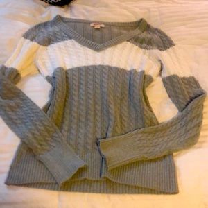 ✨Cute v-neck sweater✨